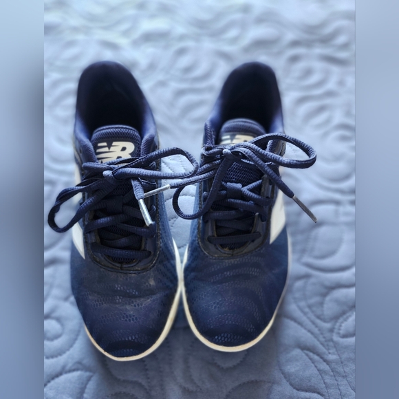 New Balance Navy and White Cleats Boys 13.5 Wide - Picture 1 of 8